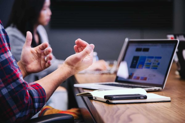 Comment suivre les dernières innovations technologiques dans son secteur ?
